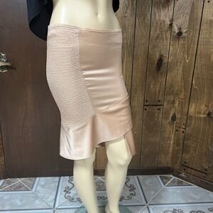 Authentic GUCCI silk skirt in peach color, size 40,in excellent mint condition